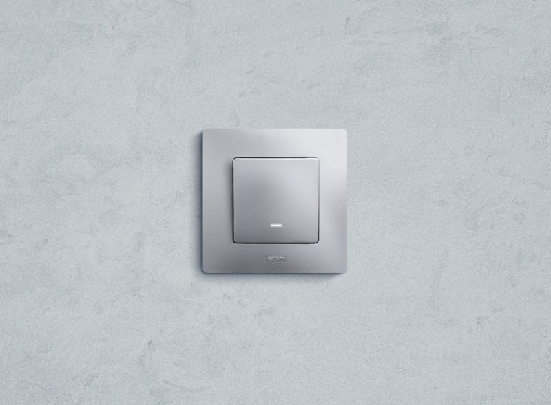 Выключатель 1-кл. СП Etika 10А IP20 250В 10AX с подсветкой/индикацией безвинтов. зажимы механизм алюм. IEK 672403