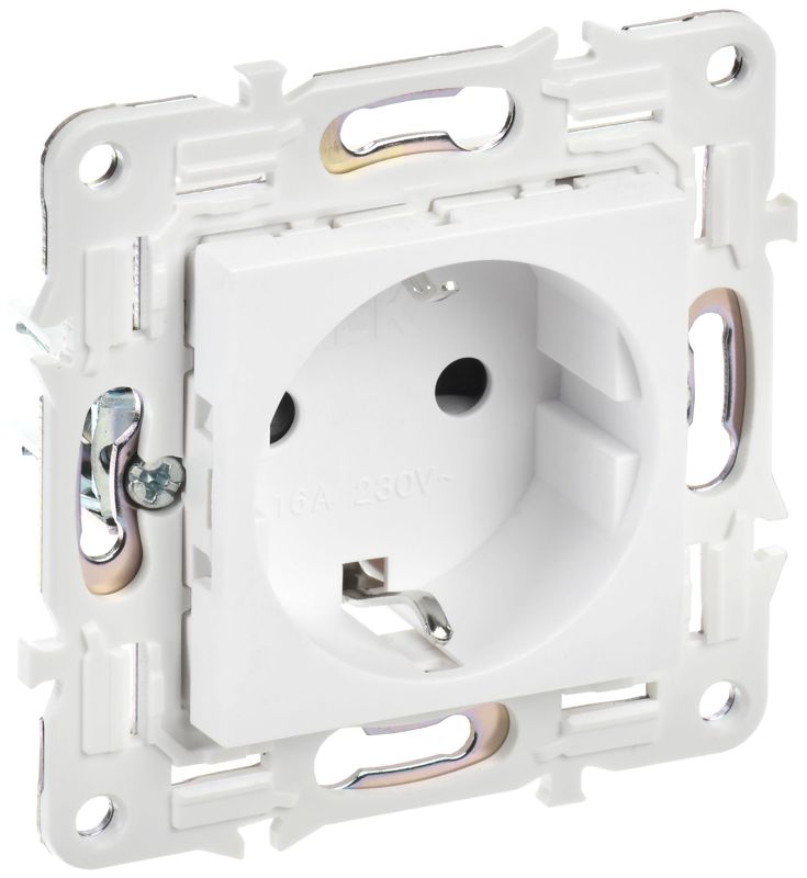 Розетка SKANDY 16А с заземл. защ. шторки SK-R04W арктич. бел. IEK SK-R14-16-K01
