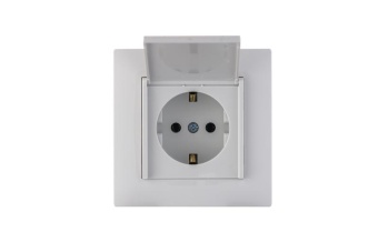 Розетка 1-м с крышкой Karea RIZZ с заземл. бел. Makel 88001029