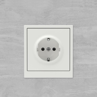 Розетка силовая KANT 2P+E защ. шторки бел. песок DKC 7010003