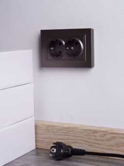 Розетка 2-м СП BRITE РСш12-3-БрТБ 16А в сборе с заземл. защ. шторки бронза IEK BR-R24-16-K45-F