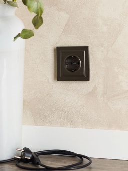 Розетка 1-м СП BRITE РС14-1-0-БрТБ 16А с заземл. защ. шторки механизм бронза IEK BR-R14-16-K45