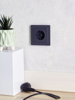 Розетка 1-м СП BRITE РС14-1-0-БрГ 16А с заземл. защ. шторки механизм графит IEK BR-R14-16-K53