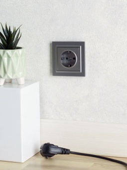 Розетка 1-м СП BRITE РС14-1-0-БрС 16А с заземл. защ. шторки механизм сталь IEK BR-R14-16-K46