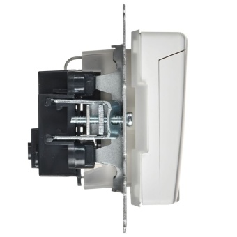 Розетка BRITE РСбш10-3-44-БрАБ 16А IP44 с заземл. защ. шторки с крышкой механизм арктич. бел. IEK BR-R16-16-44-K91