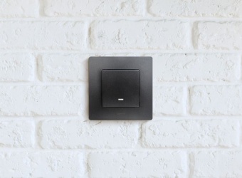 Выключатель 1-кл. СП Etika 10А IP20 250В 10AX с подсветкой/индикацией авт. зажимы механизм антрацит IEK 672603