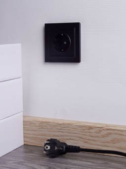 Розетка СП BRITE РСР14-1-0-БрЧ 16А в сборе с заземл. защ. шторки черн. IEK BR-R14-16-K02-F